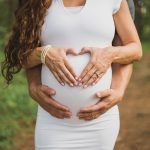 handen op buik massage zwangerschap