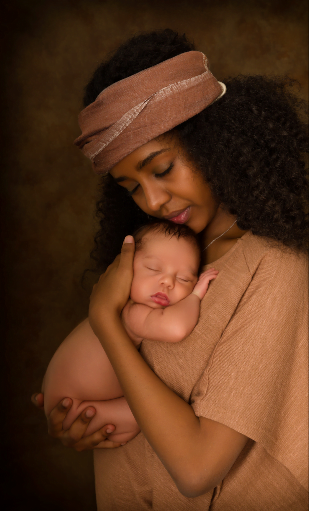 donkere hypnobirth moeder met newborn  